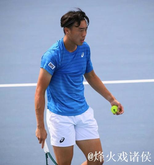 中国香港选手黄泽林体验匹克球 与观众打友谊赛 中国香港选手黄泽林体验匹克球 与观众打友谊赛