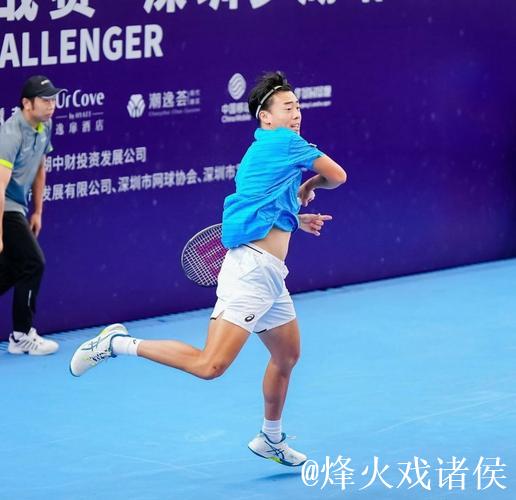 中国香港选手黄泽林体验匹克球 与观众打友谊赛 中国香港选手黄泽林体验匹克球 与观众打友谊赛